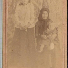 New FOTO CABINET 03 Mama si copii -Bender -(Tighina -Rep.Moldova)-sfarsit de sec.XIX, inceput de secol XX-dimensiuni 10,7X6,6 cm.-starea care se vede