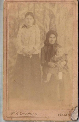 New FOTO CABINET 03 Mama si copii -Bender -(Tighina -Rep.Moldova)-sfarsit de sec.XIX, inceput de secol XX-dimensiuni 10,7X6,6 cm.-starea care se vede foto