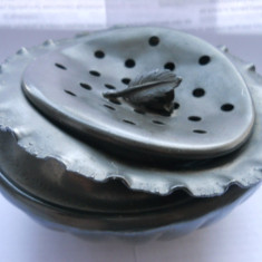 Obiect vechi din metal gri pentru pastrarea plantelor odorizante naturale in camera cu capac demontabil-5 cm inaltime si 11 cm diametrul.