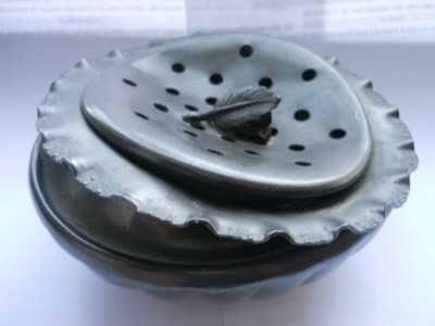 Obiect vechi din metal gri pentru pastrarea plantelor odorizante naturale in camera cu capac demontabil-5 cm inaltime si 11 cm diametrul. foto