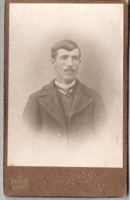 New FOTO CABINET 13 Barbat cu mustata- Victor Gross-Galatz -Galati-sfarsit de sec.XIX, inceput de secol XX-dimensiuni 10,5X6,6 cm.-starea care se vede foto