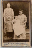 New FOTO CABINET21-Mama si copiii (Arad 22 IV 1911)-sf. de sec.XIX,inceput de secol XX-dimensiuni 10,4X6,7cm.-starea care se vede