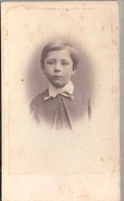 New FOTO CABINET39 Copil in tinuta de epoca -sf. de sec.XIX,inceput de secol XX-dimens.10,4X6,1cm.-starea ce se vede foto