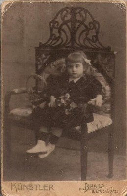 New FOTO CABINET56 Fetita in tinuta de epoca-Studio,,Eugen Kunsller&amp;quot;Braila-sf. de sec.XIX,inceput de secol XX-dimens.16,6X10,7cm.-starea ce se vede foto