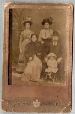 New FOTO CABINET70 Familie in tinuta de epoca (Elena Deciulescu ?) -sf.de sec.XIX,inceput de secol XX-dimens.16,7X10,7cm-starea ce se vede foto