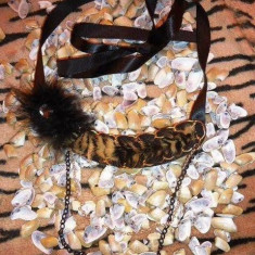 COLIER MARGELE FASHION BLANITA NATURALA ANIMAL PRINT LANTURI AURII si NEGRE PUF NEGRU PIATRA SWAROVSKI BENTITA SATIN COLIERE ACCESORII MODA FEMEI