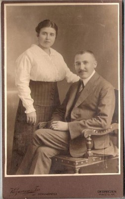 New FOTO CABINET84 Soti in tinuta de epoca -Studio Kozmann es Tsa -Debreczen -sf.de sec.XIX,inceput de secol XX-dimens21,5X13,3cm-starea ce se vede foto