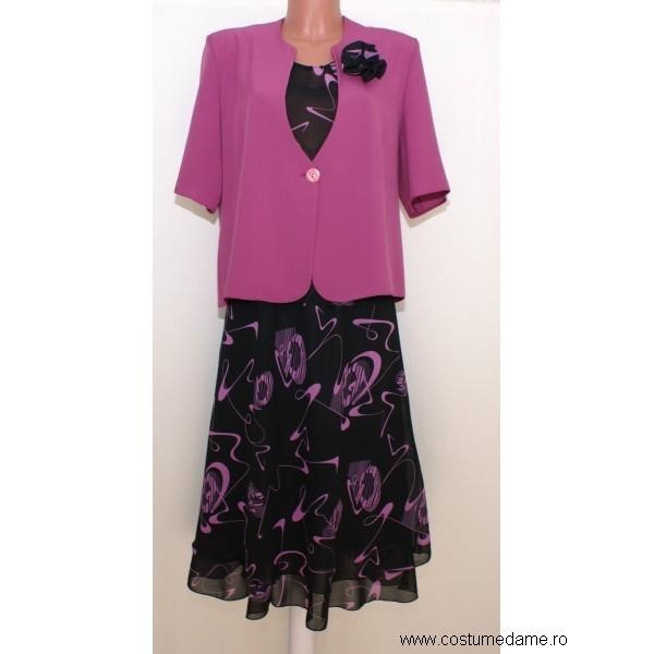 Costume femei elegante Pentru ocazii ce impun eleganta si contrast ai tinute retro anii '50, fuste devorate in gama roz, alb, negru & gri. Rochii de zi conice jacard sau tafta in linie lejera.
