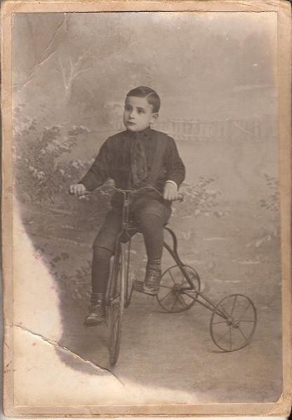 New FOTO CABINET101 Copil(baiat) pe o tricicleta, in studio de epoca(ciclism)-sf.de sec.XIX,inceput de secol XX-dimens15X10,5 cm-starea ce se vede