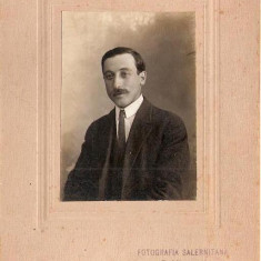 New FOTO CABINET98 Barbat in tinuta de epoca-Fotografia Salernitana, G.Visconti-sf.de sec.XIX,inceput de secol XX-dimens18X13 cm-starea ce se vede
