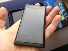 Vand NOKIA LUMIA 800 Black(Negru) IMPECABIL ---- LA CUTIE - PACHET COMPLET ---- Liber de retea ----- GARANTIE ---- TRANSPORT GRATUIT ! ! ! foto