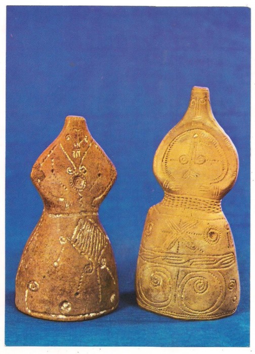 carte postala(ilustrata)-ARHEOLOGIE-Doua figurine de lut ars Cirna Dumbraveni jud. Dolj