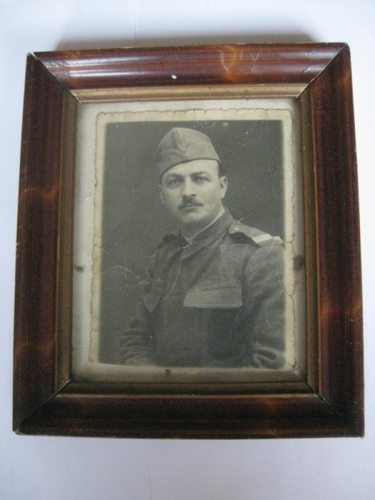 FOTO INRAMATA CU UN SERGENT AL ARMATEI R.P.R.DIN ANII 50