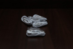 Casti / Handsfree iPhone 4 4S 3GS 3G compatibile iPad iPod cu microfon pe fir - design identic foto