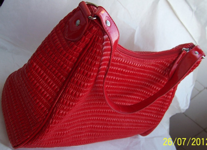 poseta/geanta a brandului italian FERGI, culoare ROSIE, absolut NOUA si nefolosita, cu eticheta originala