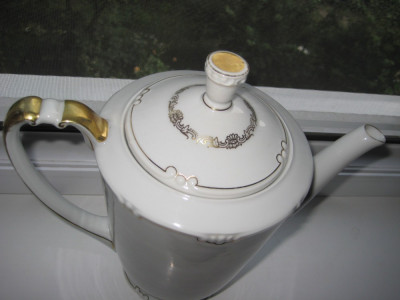 Ceainic Bavaria din portelan cu model auriu foto