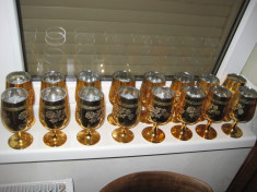 Garnitura de 16 pahare aurii din sticla, cu piciors, cu motiv floral foto