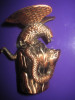 Bricheta Birou Metal Bronz Vultur Atacand Sarpele, 11cm. Bricheta Colectie, Tutungerie, Birou. Design Metalic Bronz.