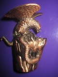Bricheta Birou Metal Bronz Vultur Atacand Sarpele, 11cm. Bricheta Colectie, Tutungerie, Birou. Design Metalic Bronz.
