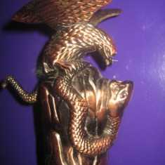 Bricheta de birou in metal bronzuit- Vultur atacand sarpele2, 11/ 10 cm.
