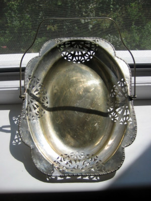 Fructiera- cosulet veche ovala din alama argintata,incriptionata MADE IN ENGLAND foto