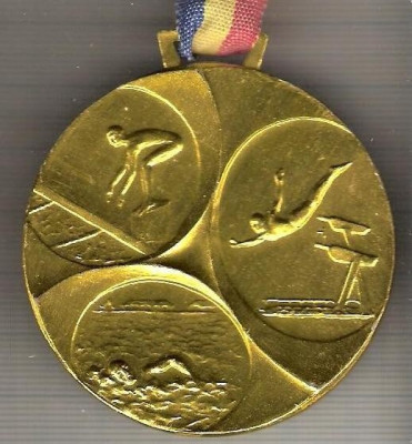 C267 Medalie FEDRATIA ROMANA DE NATATIE 1992 -are panglica tricolora -marime circa60X65mm -aprox.20gr-starea care se vede foto