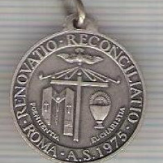C246 Medalie veche(medalion) -religioasa -catolica -papala -Paulus VI -1975 -marime circa21X23mm-aprox.6gr -starea care se vede