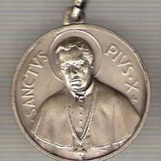 C250 Medalie (medalion) religioasa-papala - Pius X -Pius XII -marime circa29X33mm-aprox11gr-starea care se vede