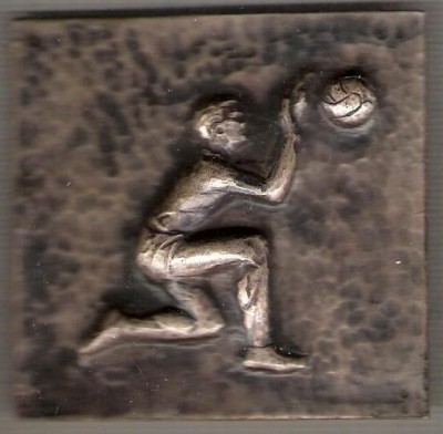 C268 Medalie (placheta) -VOLEI sau BASCHET -metaloplastie -marime circa61X60mm -aprox.23gr-starea care se vede foto
