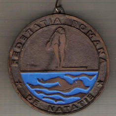 C266 Medalie FEDRATIA ROMANA DE NATATIE -are panglica tricolora -marime circa59X63mm -aprox.45gr-starea care se vede
