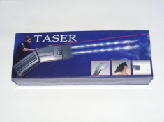 Pistol Taser electrosoc +husa +3 cartuse ,nou la cutie foto