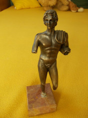 Statueta bronz pe postament marmura / Sculptura bronz pe suport marmura foto