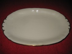 Frumos platou portelan oval cu margini aurii foto