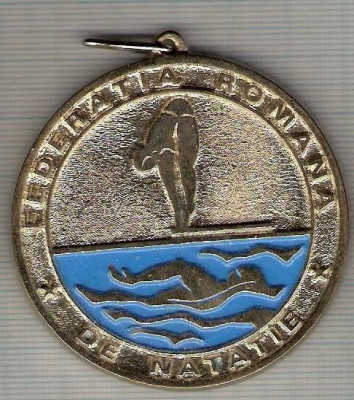 C364 Medalie FEDERATIA ROMANA DE NATATIE -Locul I -marime cca 59X62mm, gr. aprox 56 gr. -starea ce se vede foto
