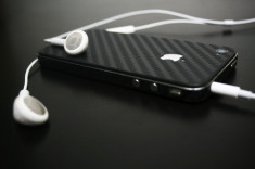 carbon skin --folie protectie iPhone 4 / 4S din fibra de carbon -- kit full body foto