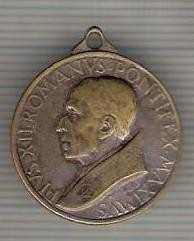 C431 Medalie religioasa, papala -Pius al XII -marime 22x25 mm, gr. aprox 5 gr.-starea care se vede foto