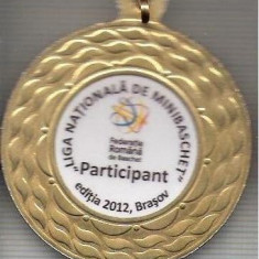 C473 Medalie PARTICIPANT -,,LIGA NATIONALA DE MINIBASCHET" ED. 2012 Brasov- panglica tricolora-marime 45x51 mm, gr. aprox. 20 gr.-starea care se vede
