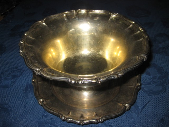 Cupa in metal argintat cu frumos model Rococo.