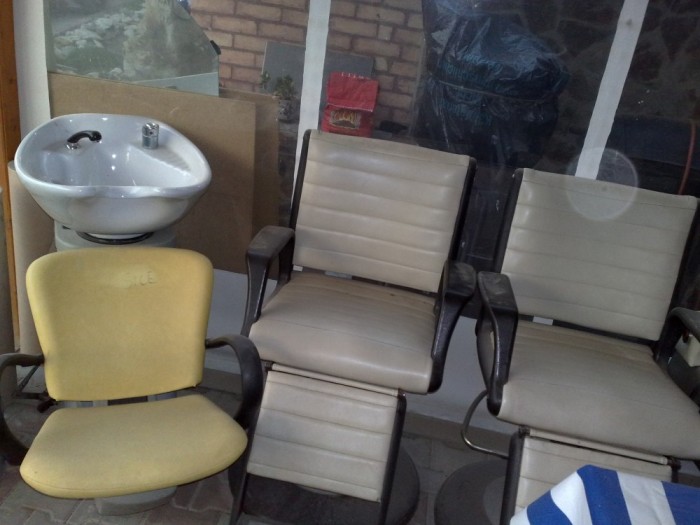 Mobilier+scaune+oglinzi+scafa+chiuvete frizerie/salon foto mare Mobilier+scaune+oglinzi+scafa+chiuvete frizerie/salon foto mare