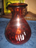 Vaza mare rosie din sticla cu model dungat pe gat si dungi albe central