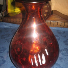 Vaza mare rosie din sticla cu model dungat pe gat si dungi albe central