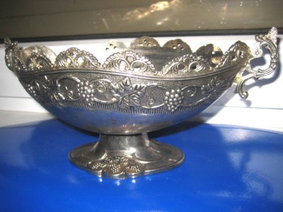 285-Fructiera cosulet gen carafa din metal cu model floral vita de vie, foto