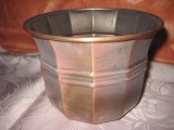 149- Jardiniera mica veche pt. flori din cupru. Stare buna, inaltime 10 cm, diametrul 14 cm.