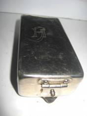 Trusa spuma veche cu monograma HJ, din metal si interior de portelan, marimi 8/ 4/ 2.5 cm. foto