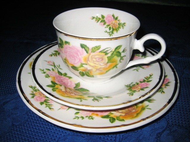 Set de o persoana din portelan cu desing floral cu trandafiri