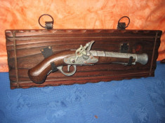Frumoasa panoplie cu pistol retro din lemn si metal gravat foto