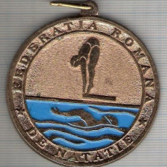 C20 Medalie FEDERATIA ROMANA DE NATATIE - marime circa 60x66 mm -greutate aprox. 49 gr -starea care se vede