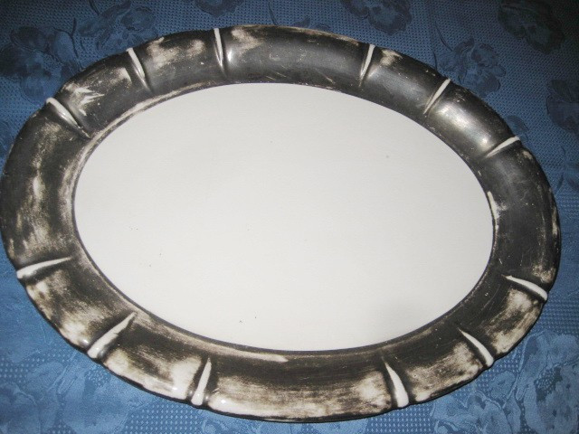 101-Platou mare din ceramica cu bordura groasa argintata in stil Bavaria.
