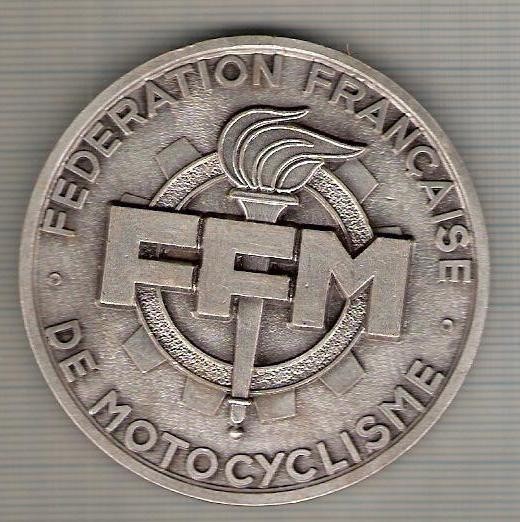 C38 Medalie -Federatia Franceza de Motociclism(flacara olimpica) -marime circa 60 mm -greutate aprox. 90 gr-starea care se vede