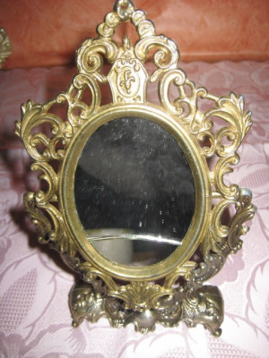 Frumoasa oglinjoara de dama miniatura de masa in stil Baroc din metal bronzuit foto